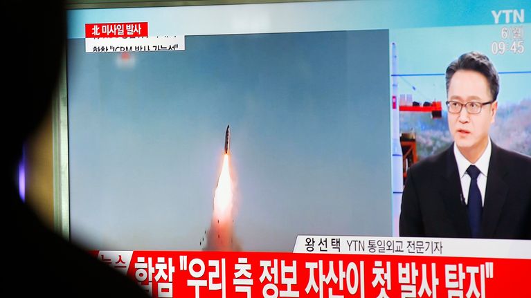 Eteläkorealaisella juna-asemalla seurataan Pohjois-Korean ohjuskokeeseen liittyvää uutisointia