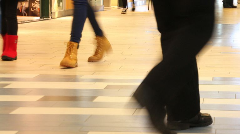 Joensuulaisen kauppakeskuksen asiakkaita. 
