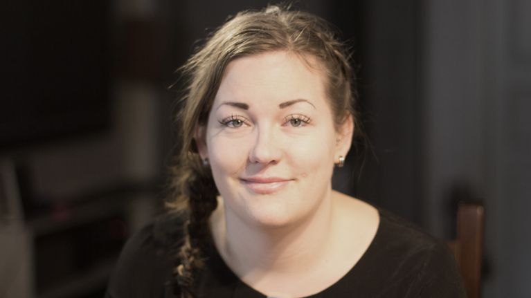 Emma Koivisto katsoo kameraan ja hymyilee.