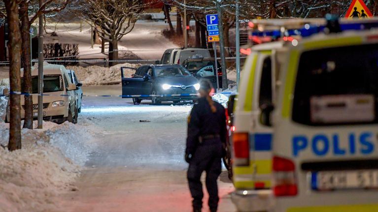 Poliisiautoja rikospaikalla keskiviikkona sen jälkeen, kun Tukholman Kistan kaupunginosassa oli ammuttu kaksi miestä.