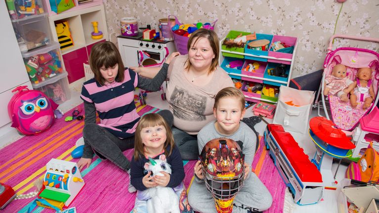 Liminkalainen Tiina Lukinmaa ja Noora, 14, Joona, 9 sekä Kiira, 3.