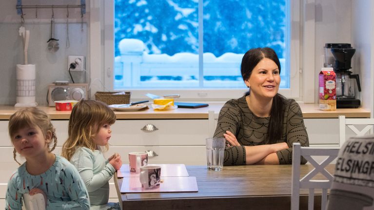 Muhoslainen Maria Pellikka Siirin ja Saaran kanssa keittiössä.