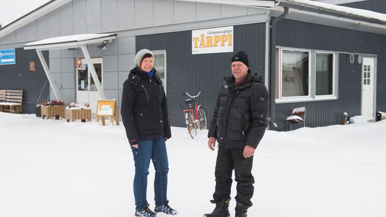 Valmennuspaja Tärpin edustalla vastaava työhönvalmentaja Anu Lappalainen ja vieras Reijo Laanila.