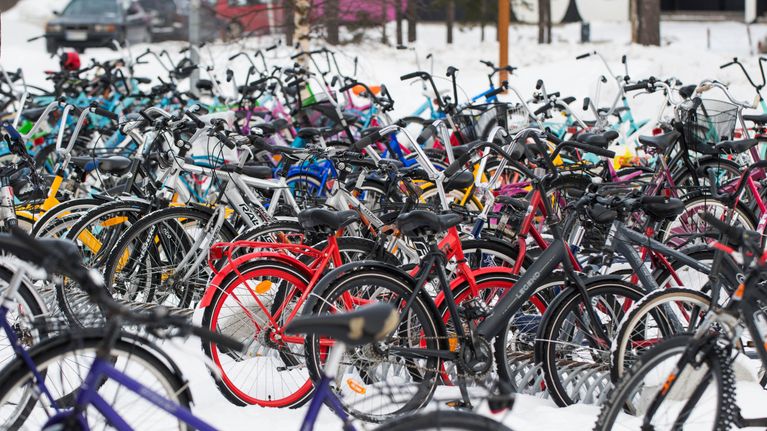 Koulun pyöräparkki Limingassa.
