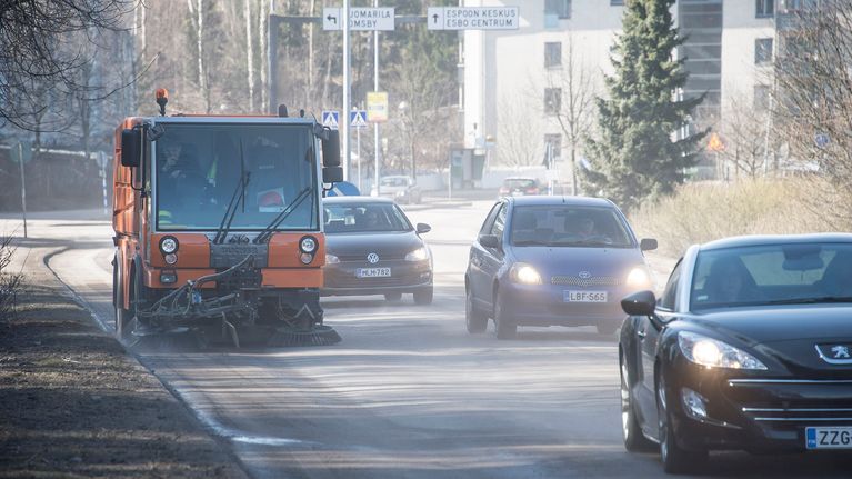 Katujen puhdistusta imulakaisukoneella Espoossa.