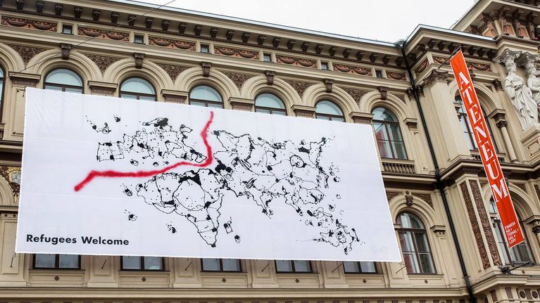 refugees welcome - juliste Ateneumin seinällä.