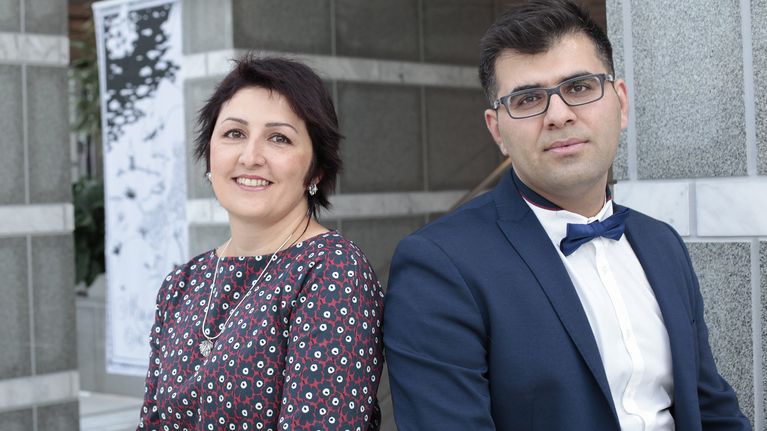Vuoden pakolaisnainen Bahar Mozaffari (vas.) Espoosta ja vuoden pakolaismies Ramin Akhi Oulusta.