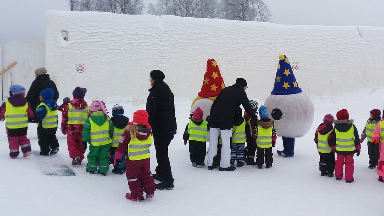 Päiväkotiryhmä vierailulla Kemin Lumilinnassa.
