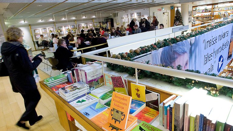 nainen akateemisessa kirjakaupassa