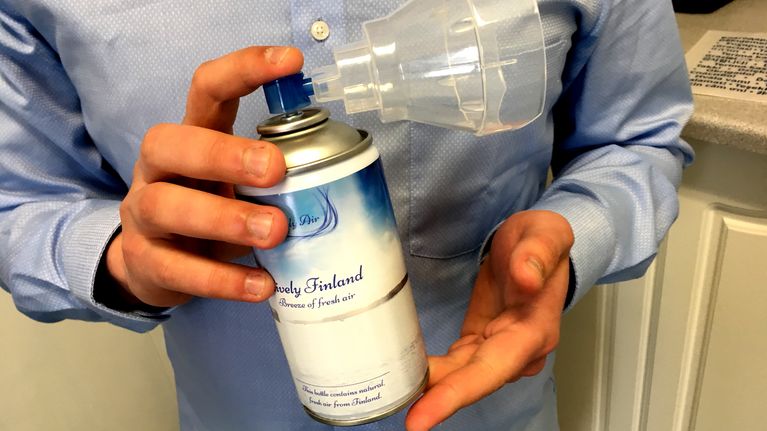 LivelyFinland -pullossa on nelisen litraa Teuvalla Etelä-Pohjanmaalla pullotettua suomalaista ilmaa.