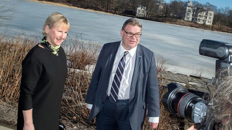 Ruotsin ulkoministeri Margot Wallström ja ulkoministeri Timo Soini Auringossa Töölönlahdella.