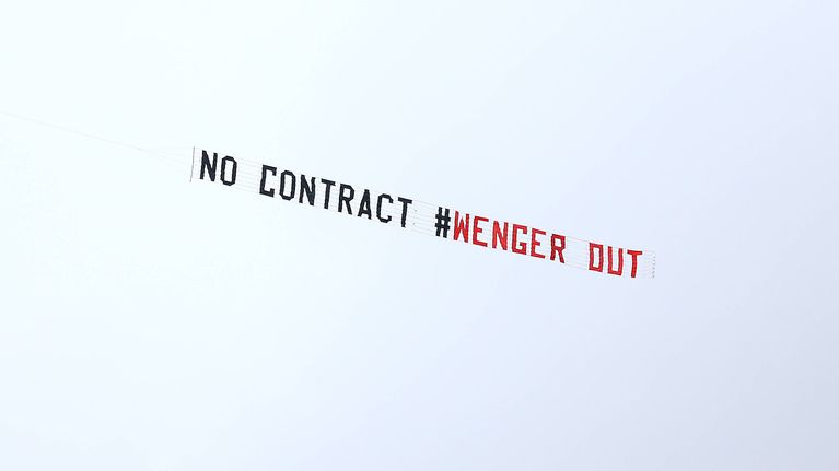 Arsenal-fanit vaativat manageri Arsene Wengeriä ulos lakanalla.
