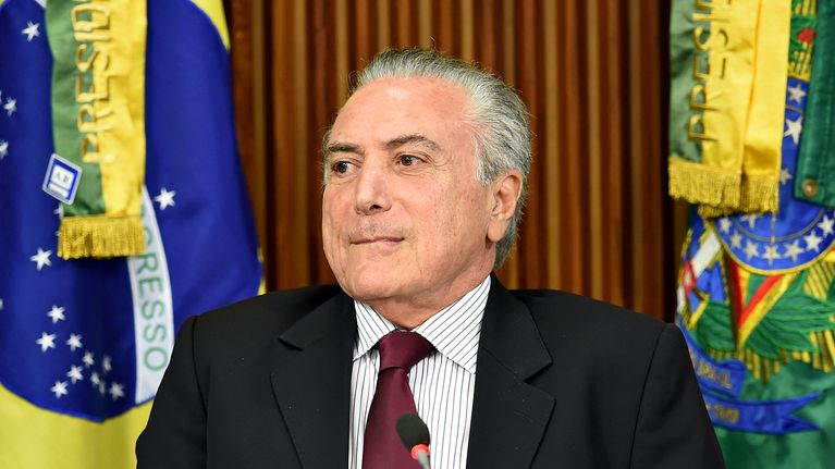 Brasilian presidentti Michel Temer on mietteliään näköinen.