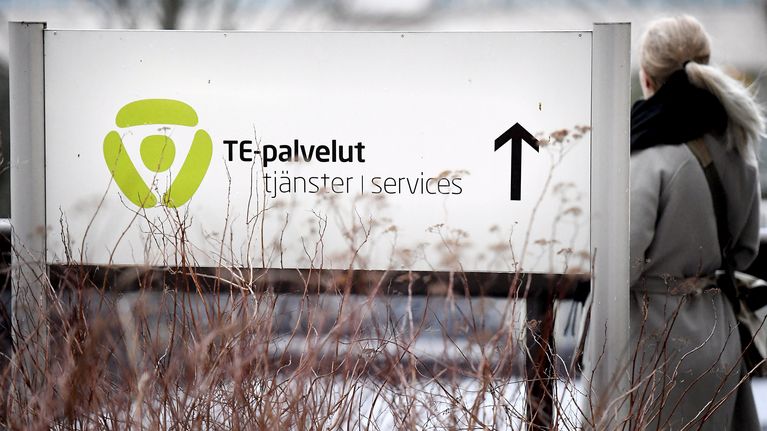 Työnhakija TE-toimistossa Helsingin Pasilassa.