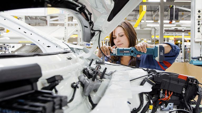 Työntekijä Uudenkaupungin autotehtaan kokoonpanolinjalla.