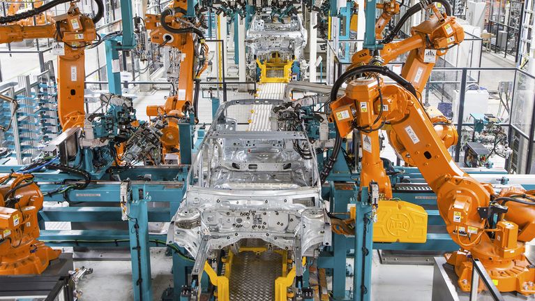 Robotit kokoavat autoja Uudenkaupungin tehtaalla.