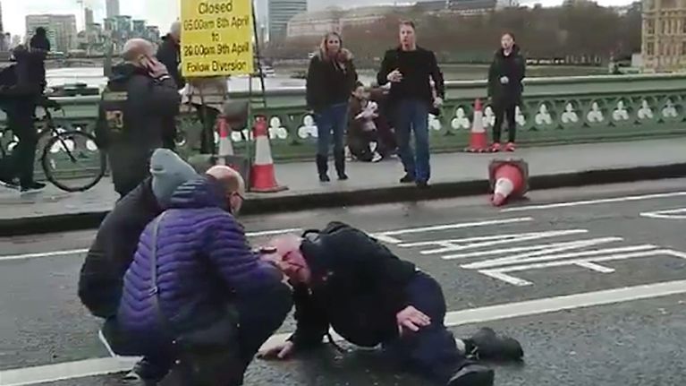 Radoslav Sikorskin ottamassa videossa näkyy miten ihmiset hoitavat loukkaantunutta Westminsterin sillalla lähellä parlamenttitaloa.