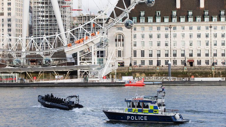 Poliisiveneet partioivat Thames-joessa, Lontoossa 22. maaliskuuta.