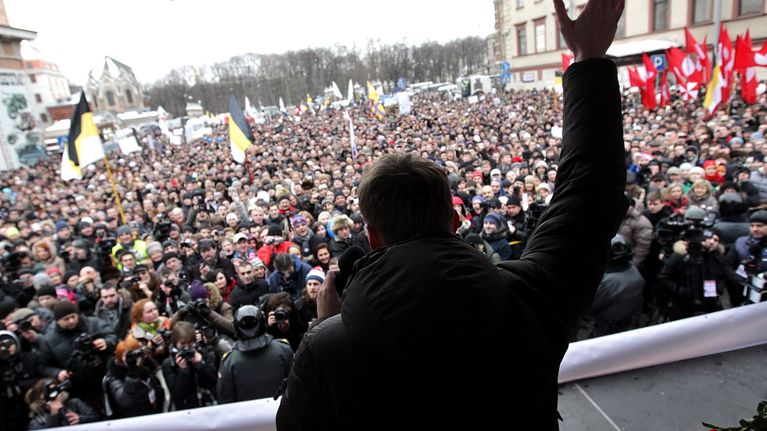Navalnyi puhuu suurelle väkijoukolle.