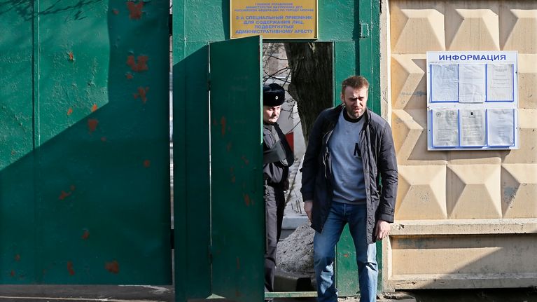 Navalnyi kävelee ulos vihreäseinäisen poliisivankilan ovesta.
