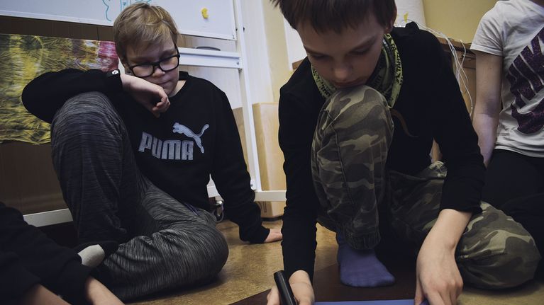 Lönnrotin koulun oppilaita tekemässä ryhmätyötä