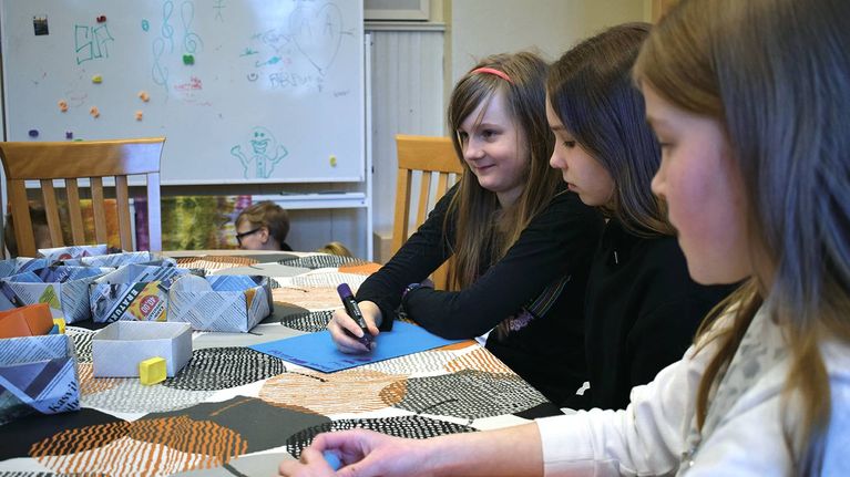Lönnrotin koulun oppilaita tekemässä ryhmätyötä