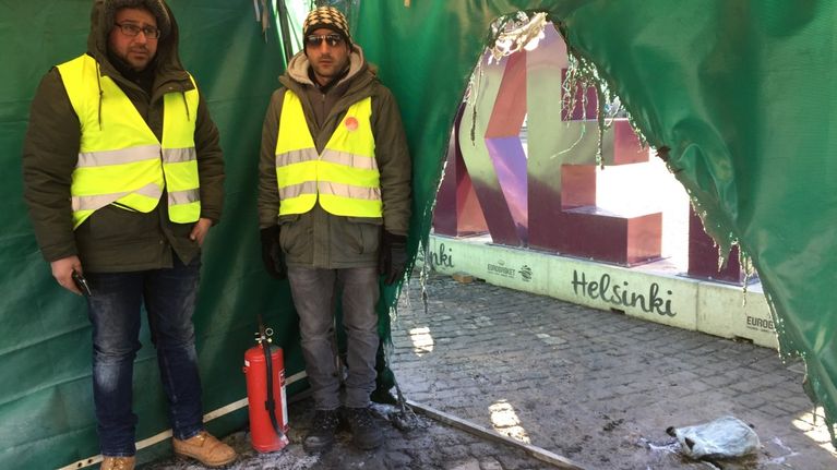 Rautatientorilla oleva turvapaikanhakijoiden mielenosoitusteltta syttyi tuleen varhain perjantaiaamuna.
Qasim Khudhair från Irak och Tariq Mommand från Afghanistan var på plats när branden började