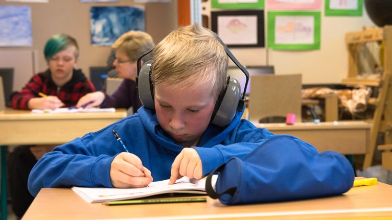4-luokkalainen Veeti Saarenpää opiskelee matematiikkaa koulussa.