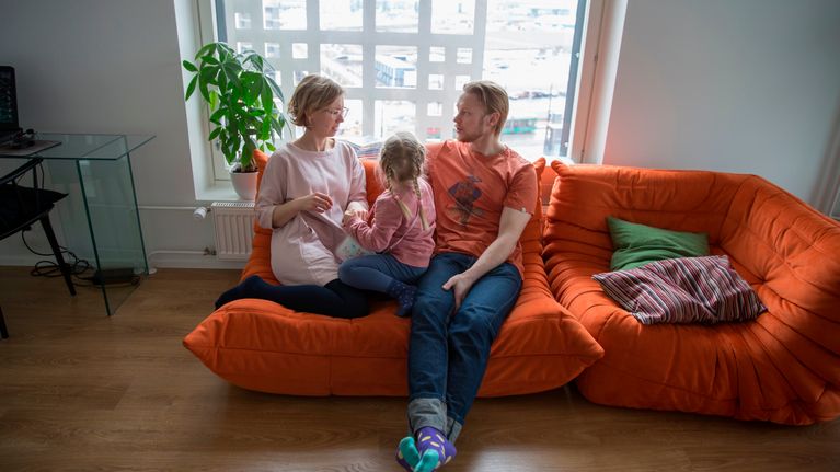 Jätkäsaaren pitsitalon kosteusongelmat: perhe Hanna-Maija Mustonen, Airi ja Ilkka Ovaska