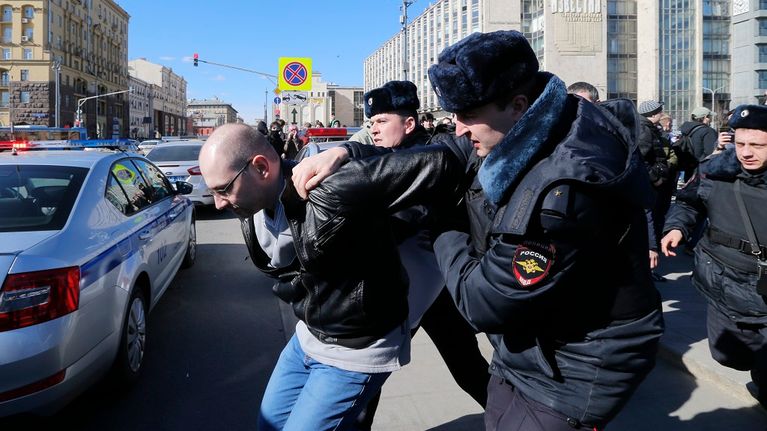 Poliisi pidätti useita korruptiota vastustaneita mielenosoittajia Moskovassa