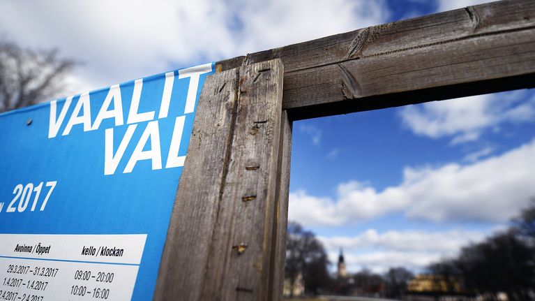 Kuntavaalimainoksia Turussa.