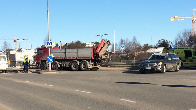 Kuorma-auto ja ambulanssi Rovaniemen Tomminsillalla