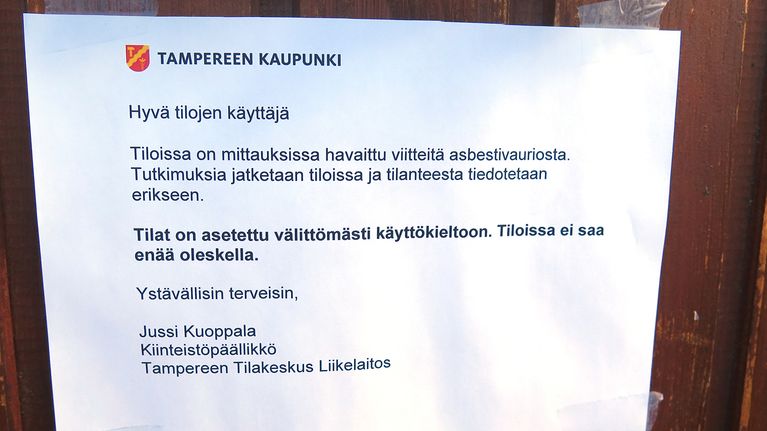 Tilojen käyttökielto -lappu.
