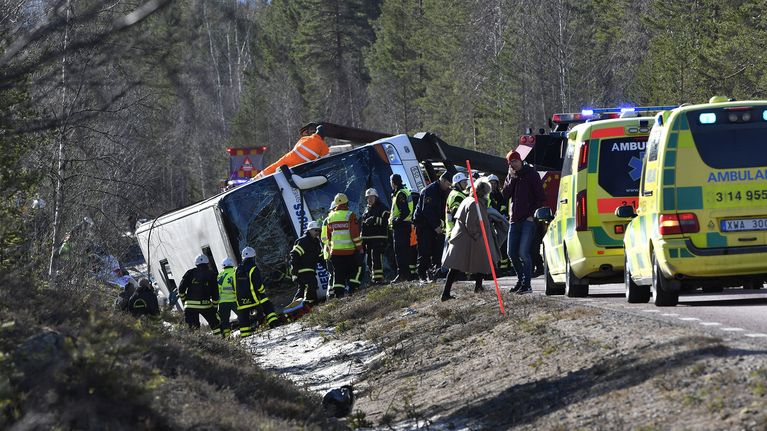 Pelastusviranomaisia Svegin ja Fågelsjön välillä sattuneella onnettomuuspaikalla Ruotsissa 2. huhtikuuta. 