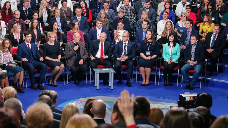 Vladimir Putin kuvattuna Oikeus ja totuus -mediaseminaarissa 3. huhtikuuta Pietarissa.