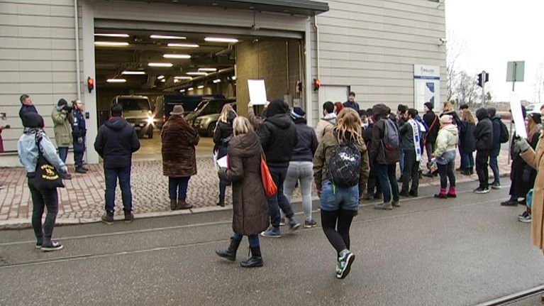 Ihmisiä Pasilan poliisitalon edustalla. 