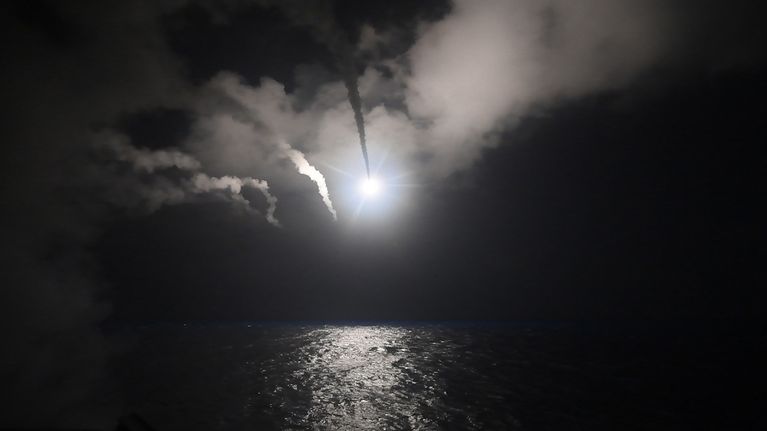Tomahawk-ohjuksia ammutaan USS Porterilta.