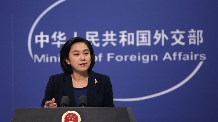 Tiedottaja Hua Chunying puhujapöntössä. Taustalla lukee  Ministry of Foreign Affairs.