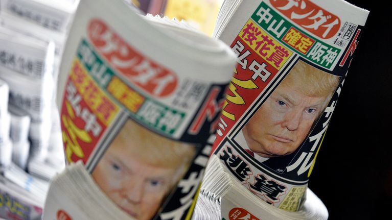 Presidentti Donald Trumpin määräämä ilmaisku Syyriaan oli pääuutinen ympäri maailman. Japanilaista sanomalehteä Nikkan Gendaita myytiin Tokion rautatieasemalla perjantaina 7. huhtikuuta 2017. 