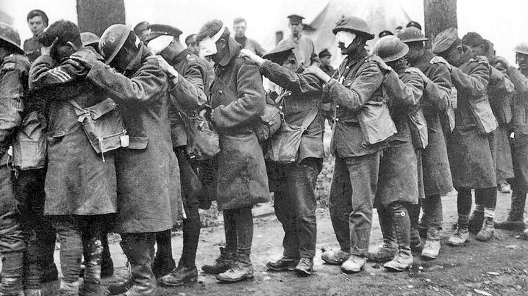 Kaasuiskussa sokeutuneita brittisotilaita 10. huhtikuuta 1918.