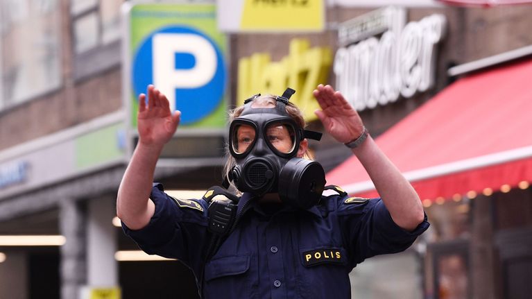 Poliisit vartioivat tavaratalon lähialuetta 7. huhtikuuta Tukholmassa.