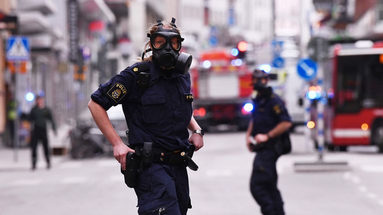 Poliisit vartioivat tavaratalon lähialuetta 7. huhtikuuta Tukholmassa.