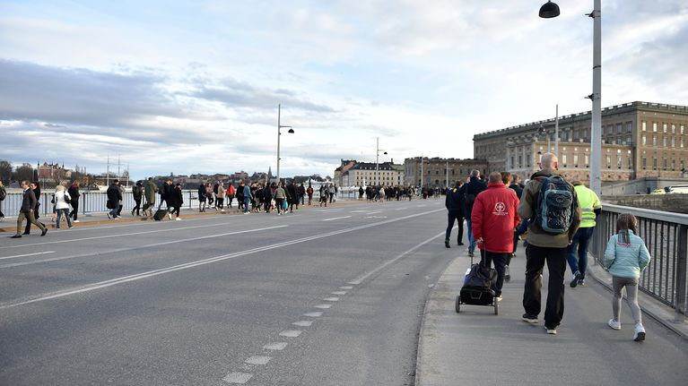 Ihmiset liikkuvat kävellen Tukholmassa joukkoliikenteen sulkeuduttua 7. huhtikuuta.