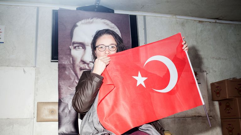 Zuhal Kaçan on vapaaehtoinen kyllä-kampanjassa. Hän uskoo, että Turkista tulee parempi paikka, jos presidentti Recep Tayyip Erdoğan saa lisää valtaa.