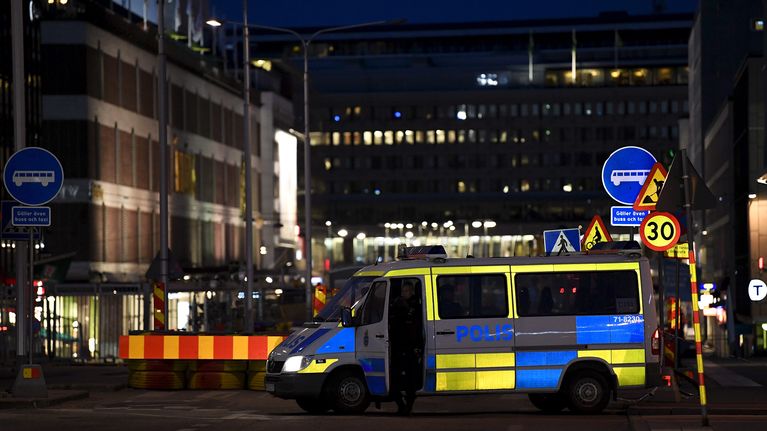 Poliisit ovat estäneet pääsyn Åhlensin tavaratalolle Tukholman keskustassa 7. huhtikuuta.