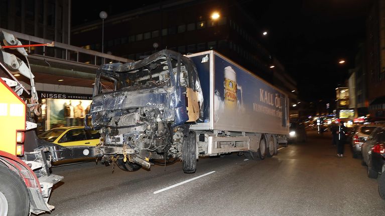 Tukholman iskussa käytettyä autoa hinataan pois tapahtumapaikalta. Iskijä varasti kuorma-auton, ajoi sillä väkijoukkoon ja törmäsi lopulta Åhlénsin tavarataloon Tukolman keskustassa.
