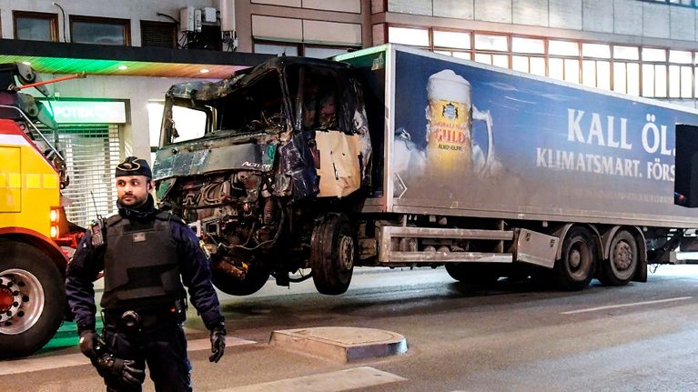 Tukholman iskussa käytetty rekka poliisin valvonnan alla.