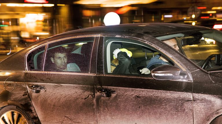 Tukholman iskusta epäilty Rakhmat Akilov kuvattuna poliisiautossa.
