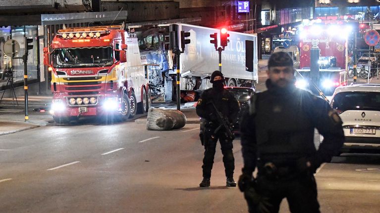 Poliiseja Ruotsin terrori-iskun tapahtumapaikalla