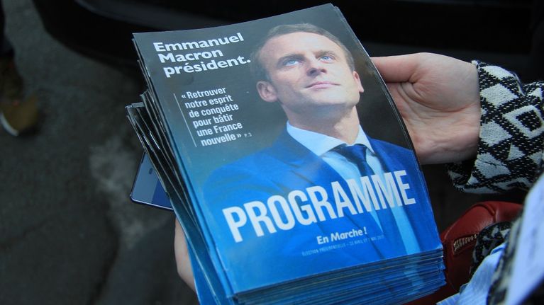 Lentolehtinen jonka kannessa teksti: "Emmanuelle Macron président. Retrouver notre esprit de conquête pour bâtir une France nouvelle."